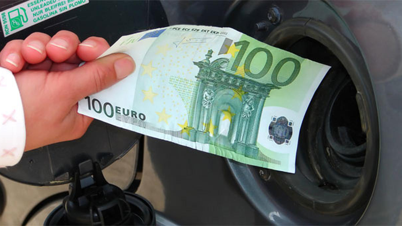 Γιατί πληρώνουμε τόσο ακριβά τη βενζίνη;